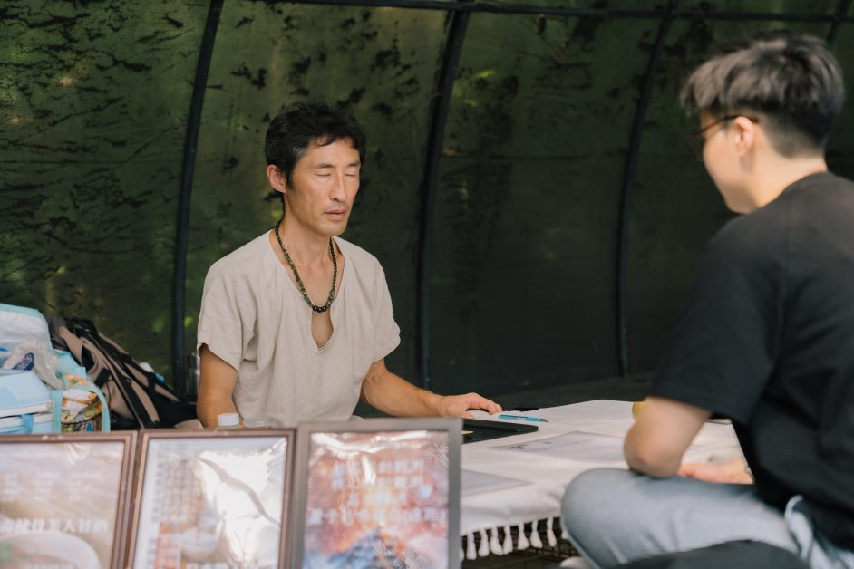 Koichi Toyama (遠山紘一) receiving messages from a client’s voice vibration in Taiwan
